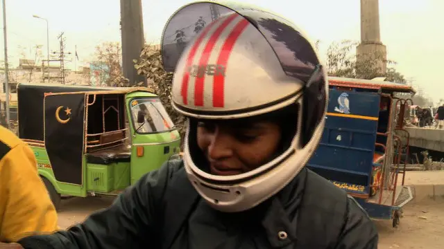 جب سے نادیہ نے موٹر سائیکل چلانی سیکھی ہے ان کی زندگی آسان ہوگئی ہے