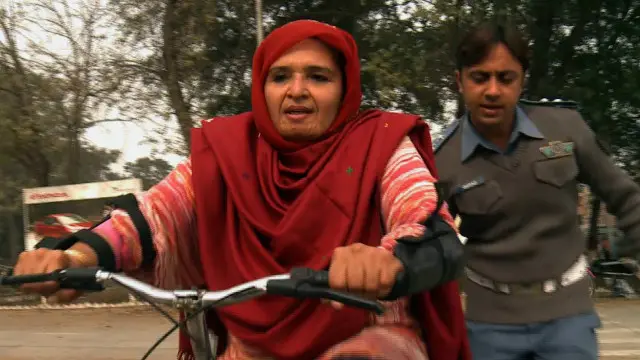 درجنوں خواتین لاہور کے رائیونڈ ڈرائیونگ سکول میں تربیت حاصل کر رہی ہیں