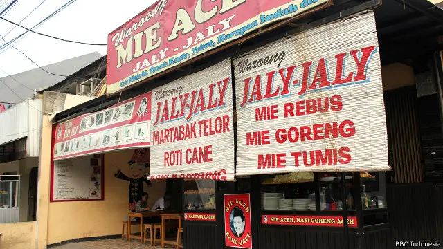 Salah-satu restoran milik Razalie Abdul Jalil tidak jauh dari Stasiun kereta api Tanjung Barat, Depok, Jawa Barat.