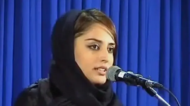 خانم صدیقی شعرهای اعتراضی خود را در جلسه‌های عمومی می‌خواند