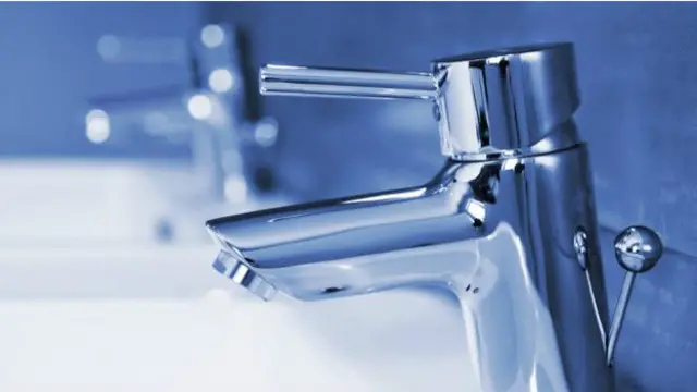 Un grifo de agua de lavamanos