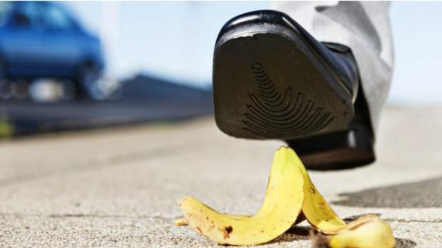 Una persona a punto de pisar una cáscara de banana