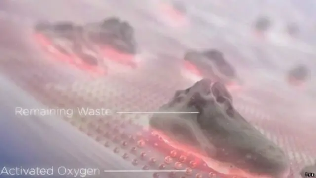 يستخدم المرحاض الجديد تقنية كهربائية تساعد على قتل البكتيريا ومنع التصاق الفضلات بالسطح الداخلي للقاعدة