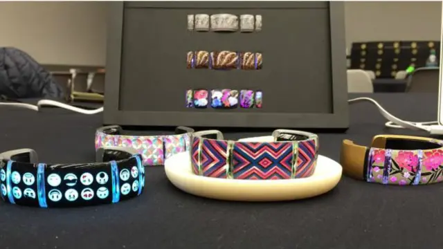 Эти браслеты призваны помочь подросткам больше общаться