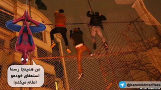 Tamamı Photoshop ile kurgulanan bu fotoğrafa, Meşhed'deki Suudi konsolosluğuna tırmanan adamlar eklenmiş. Örümcek adam bunun üzerine "istifa ediyorum" diyor.