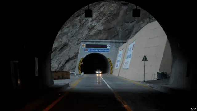 بعض مبصرین کہتے ہیں کہ اگر چین پاکستان اقتصادی راہداری کے لئے پاکستان نےگلگت بلتستان کو مستقل صوبے کی حیثیت دی تو کشمیر پر بھارت کا دعوی بغیر کسی جنگ یا مذاکرات کے معتبر بن جائےگا