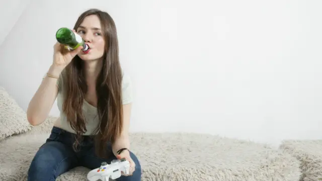 Chica tomando cerveza