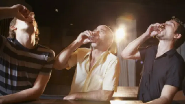 Hombres tomando alcohol