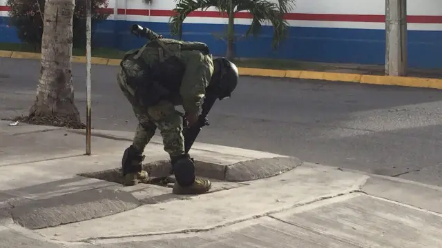 A los locales les extrañó ver a los militares revisando alcantarillas.