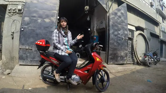 ’میں جب بھی بائیک یا سکوٹی چلاتی ہوں تو لازماً ہیلمٹ، جیکٹ نما اپر، دستانےاورحفاظتی جوتے پہنتی ہوں‘