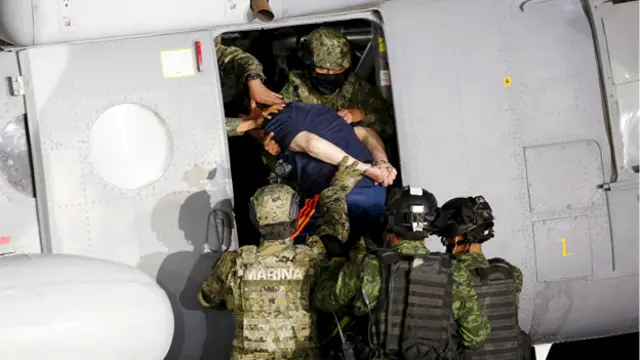 Guzmán fue enviado en helicóptero a la prisión de máxima seguridad de El Altiplano, de la que escapó el 11 de julio de 2015.