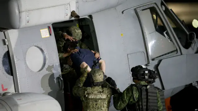 古兹曼被海军陆战队员押上一架直升机，然后被送往墨西哥中部阿尔蒂普拉高度设防的监狱。