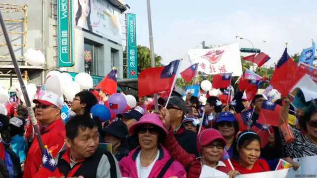 大批民眾在遊行的路上