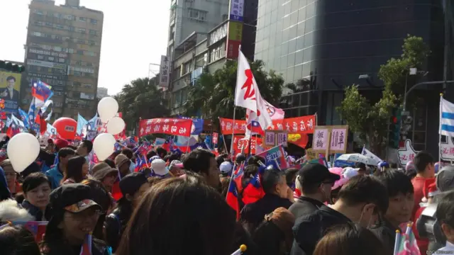 大批民眾集結 ,凖備要出發。