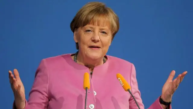 آنگیلا میرکل نے ملک میں اپنی مقبولیت میں کمی کے باوجود ایک مرتبہ پھر پناہ گزینوں کے لیے جرمن سرحد کھولنے کے فیصلے کا دفاع کیا ہے