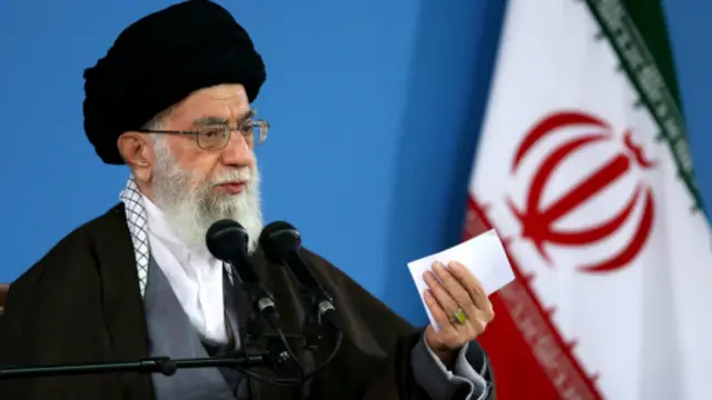 Deyilənlərə görə şeir və ədəbiyyat vurğunu olan ayətullah Xamneyi özünün sədaqətli şairlər məclisini yaradıb.