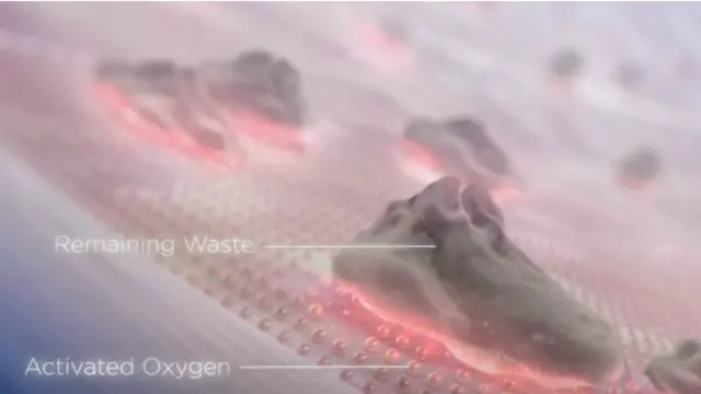 Qurğu oturacaq kasasının divarlarına yapışmış nəcis materialının parçalanmasını sürətləndirmək üçün oksigen ionlarından istifadə edir