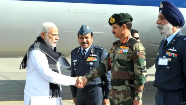 सेना प्रमुख के साथ पठानकोट में मोदी