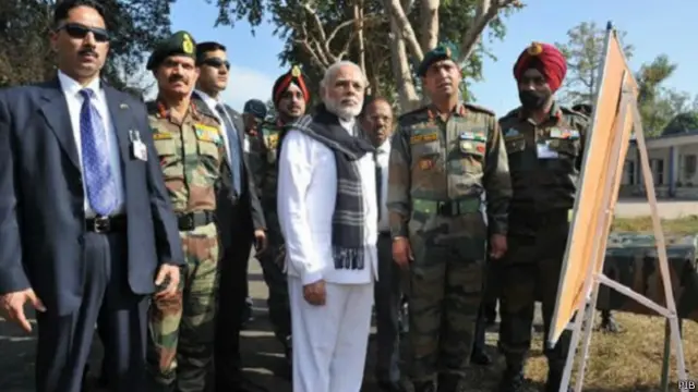 पठानकोट का मुआयना करते मोदी