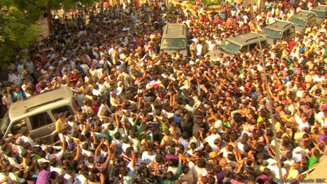 2014 लोकसभा चुनावों के दौरान अपने समर्थकों के बीच नरेन्द्र मोदी 