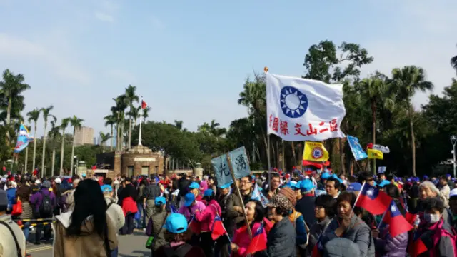 台大校園門口擠滿國民黨支持者