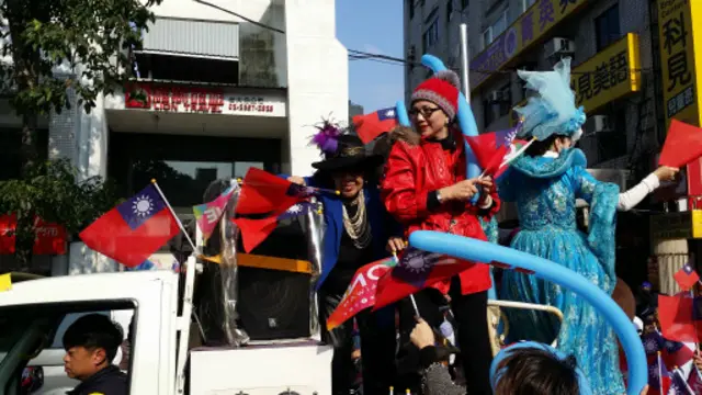 台資深藝人周遊(藍衣者)也到場參加