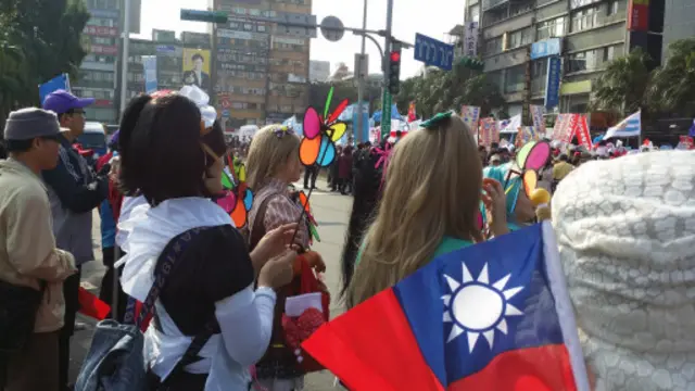 許多婆婆媽媽變裝到場支持