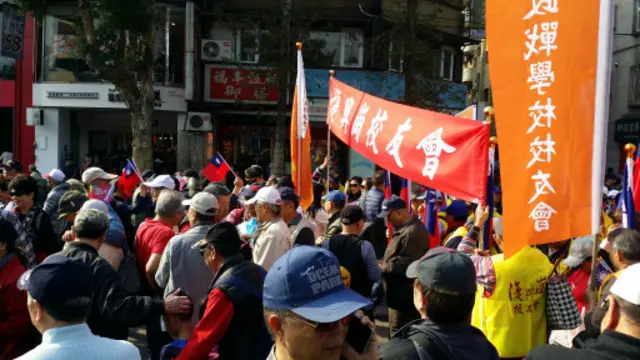 許多台退伍老兵組成團體參加