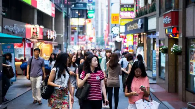 Ngập trong ánh đèn sáng chói của đường phố Seoul  (Ảnh: Martin Bureau/Getty)