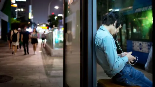 Người dân địa phương sử dụng giao thông công cộng rộng khắp để đi lại dễ dàng ở Seoul  (Ảnh: Ed Jones/Getty)