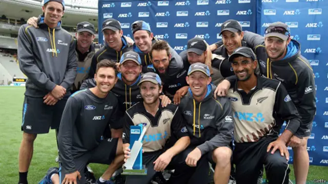 کین ولیم سن نے دو صفر سے سیریز جیت کر ٹرافی اٹھائي