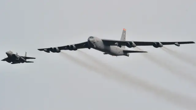 美军B-52轰炸机（右）飞韩国乌山空军基地（10/1/2016）