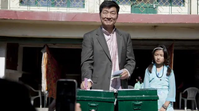 西藏流亡政府周三（4月27日）在印度达兰萨拉宣布，洛桑桑盖当选连任西藏流亡政府总理。