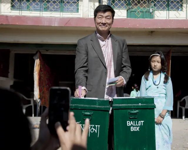 洛桑桑盖（左）在女儿陪同下于印度达兰萨拉投票（19/3/2016）