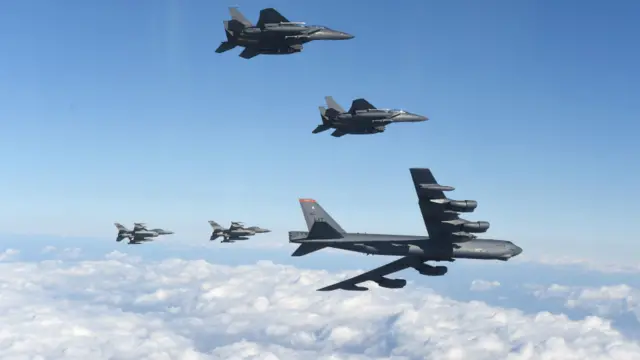 美军B-52轰炸机在韩国战斗机（上）与美国战斗机（下）护航下飞越韩国领空（韩国空军发放图片10/1/2016）