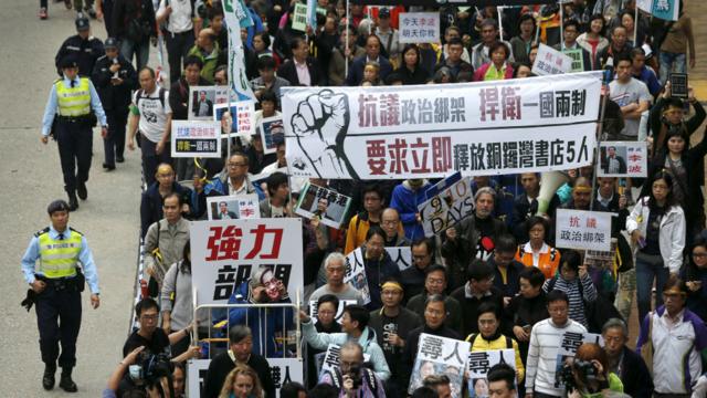 香港民主派支持者游行声援铜锣湾书店失踪股东店员（10/1/2016）