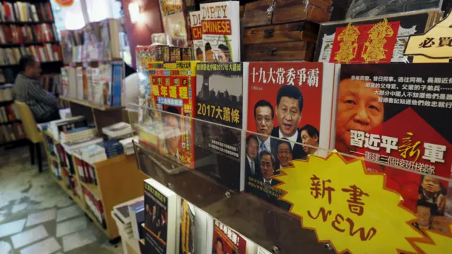 香港某书店内陈列的中国政治秘辛题材书籍（8/1/2016）