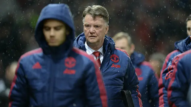 Louis van Gaal bosan dan marah karena anak-anak asuhannya tidak mengacak-acak pertahanan tim lawan.