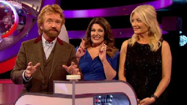 نويل إدموندز يقدم حفل إعلان الفائز باليانصيب الوطني منذ عشرين عاما