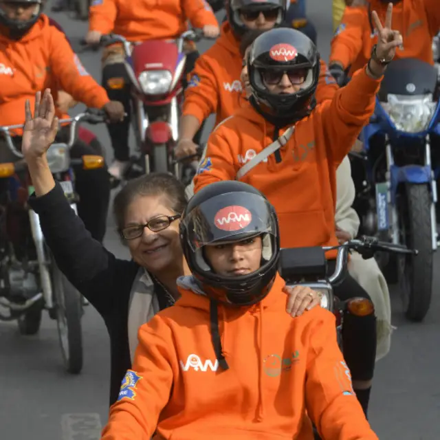 ریلی کے شرکا کی حوصلہ افزائی کے لیے مشہور وکیل اور سماجی کارکن عاصمہ جہانگیر سمیت حقوقِ نسواں کی تحریک چلانے والی خواتین کی بڑی تعداد نے بھی ان موٹرسائیکلوں پر سفر کیا۔