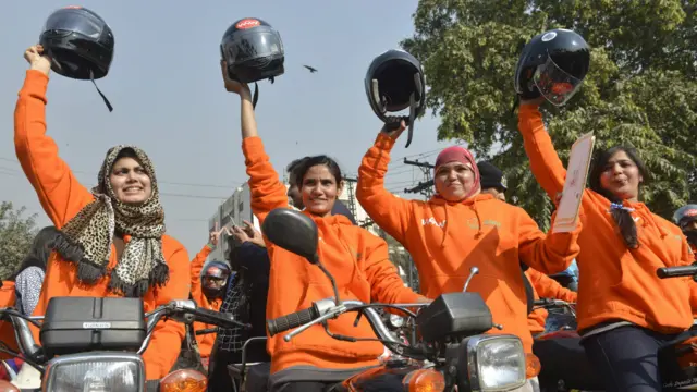 حکومتِ پنجاب کے ویمن آن ویلز پروگرام کے تحت موٹرسائیکل چلانے کی تربیت پانے والی 150 خواتین نے اتوار کو لاہور میں ریلی نکالی۔