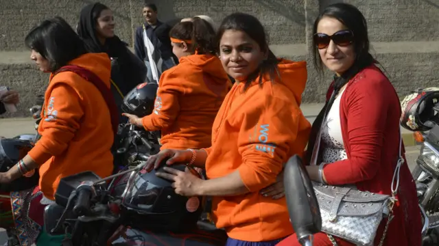 ان خواتین کو لاہور کے رائیونڈ ڈرائیونگ سکول میں تربیت دی گئی ہے تاکہ خواتین کے لیے آمدورفت کے عمل کو آسان بنایا جا سکے۔