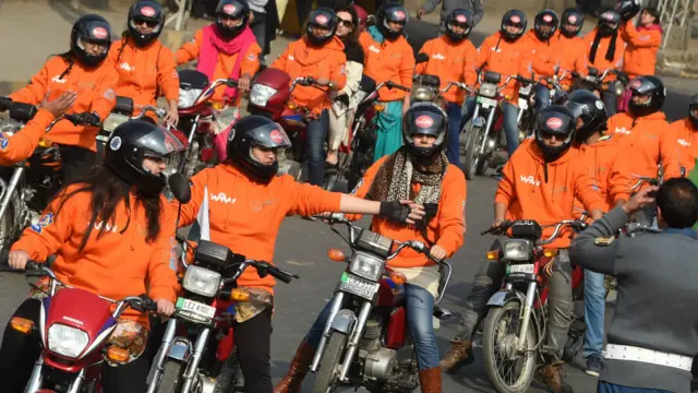 اس ریلی میں درجنوں خواتین نے شرکت کی اور لاہور کی مختلف سڑکوں پر سفر کیا۔