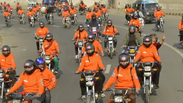 حکومتی پروگرام کے تحت موٹر سائیکل چلانے کی تربیت لینے والوں میں گھریلو ملازماؤں سے لے کر طالبات، ڈاکٹرز اور اساتذہ سب ہی شامل ہیں۔