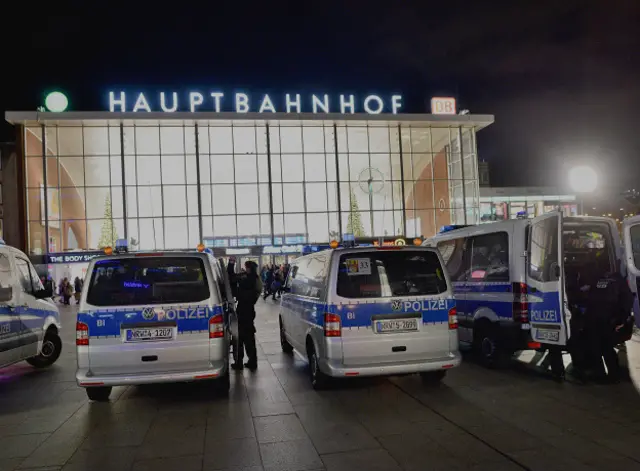 Полиция перед главным вокзалом Кельна