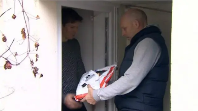 快递公司已经在周日取回了送错的包裹