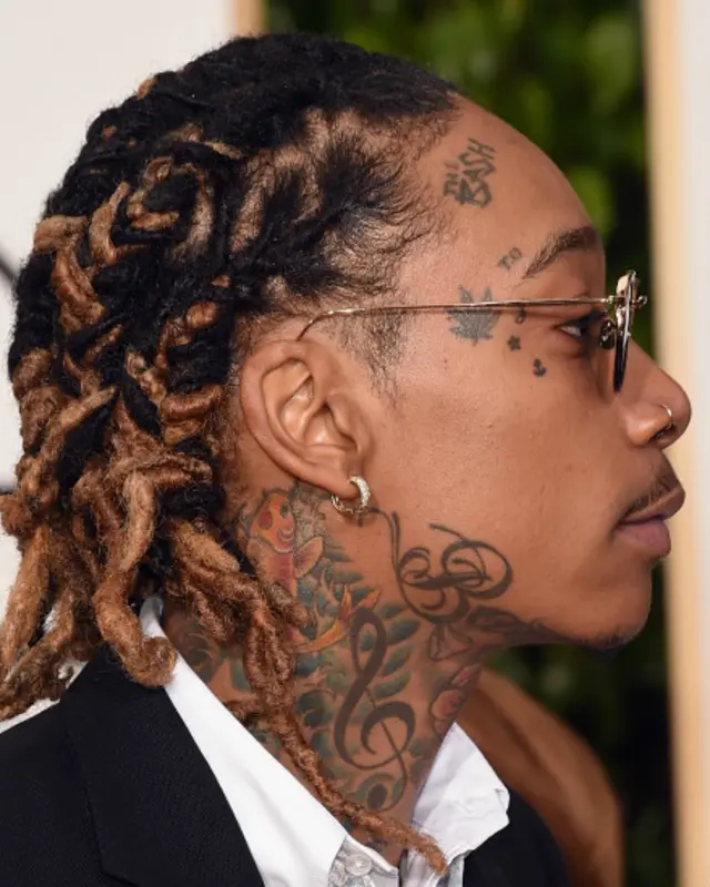 El cantante Wiz Khalifa, quien llegó al evento acompañado de su madre Katie.