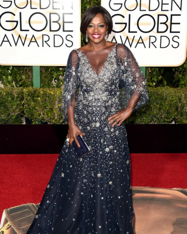 La actriz Viola Davis deslumbró a todos con su vestido azul oscuro con destellos en plata.