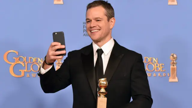Matt Damon con su Globo de Oro intenta tomarse un selfie