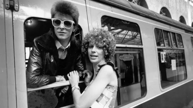 Со своей первой женой, американской моделью Энджи (на фото) Боуи прожил ровно 10 лет. В 1980 году они расстались, и лишь в 1992-ом музыкант женился снова. Его второй женой стала сомалийская супермодель Иман, которая родила ему дочь. 